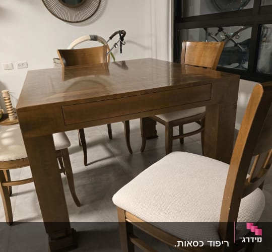כיסאות מרופדים סביב שולחן עץ בחדר אוכל